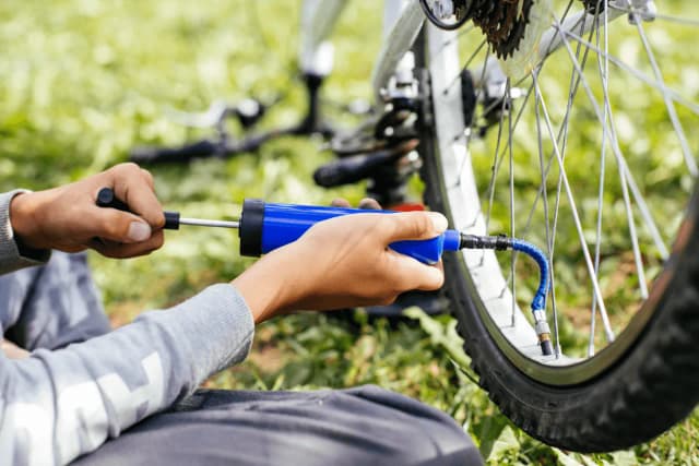 Jak napompować oponę bezdętkową w rowerze bez problemów i błędów Jak napompować oponę bezdętkową w rowerze bez problemów i błędów
