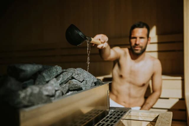 Sauna przed czy po treningu: uniknij błędów i popraw efekty ćwiczeń Sauna przed czy po treningu: uniknij błędów i popraw efekty ćwiczeń